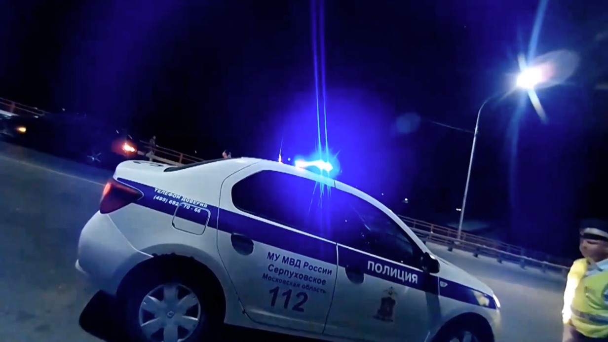 Сотрудники ДПС спасли девушку на мосту в Подмосковье