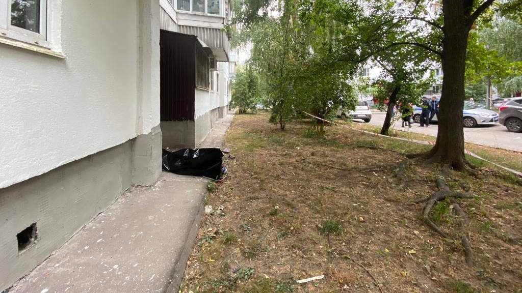 Рабочий упал с шестого этажа на юге столицы