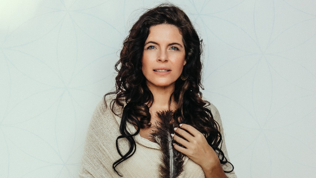 «Приехала в Россию и расплакалась от счастья»: австралийская певица Перукуа — о любви к нашей стране, исцелении голосом и возрасте