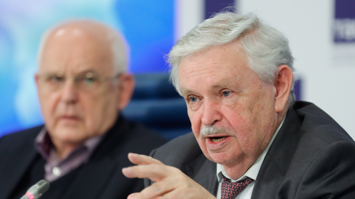 Художественный руководитель Российского академического Молодежного театра Алексей Бородин и председатель Российского детского фонда Альберт Лиханов (слева направо) на пресс-конференции, посвященной тридцатилетию Российского детского фонда