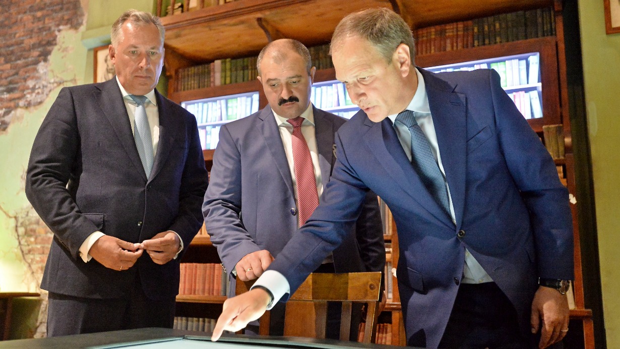 Президент Олимпийского комитета России Станислав Поздняков, президент Национального олимпийского комитета Республики Беларусь Виктор Лукашенко и директор Музея Победы Александр Школьник (слева направо) рассматривают экспозицию музея, посвященную националистическим движениям 