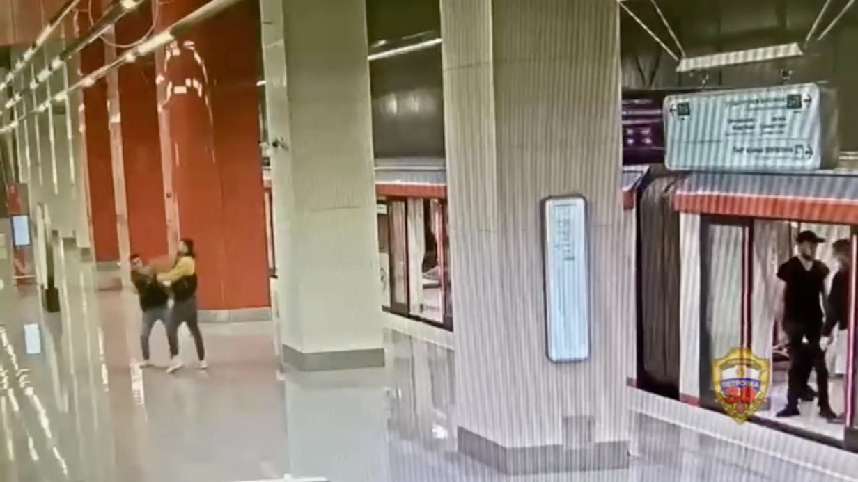 Мужчина избил подростка в метро. Видео
