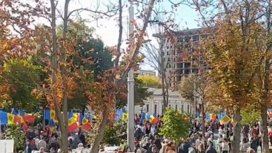 Более шести тысяч человек вышли на антиправительственный митинг в Кишиневе