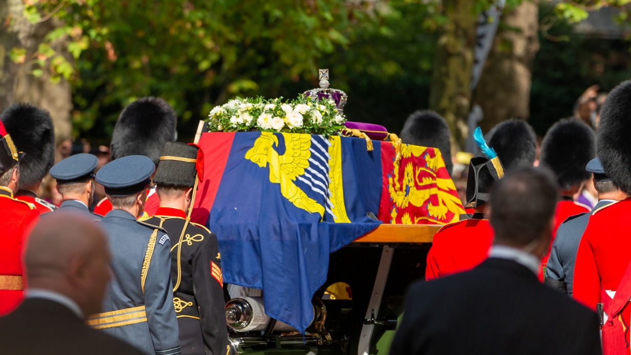 Sun: Президент Армении Хачатурян сфотографировался у гроба Елизаветы II в нарушение правил