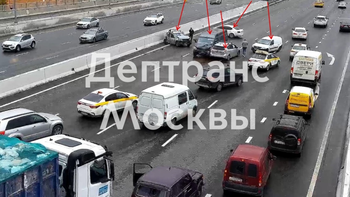 Несколько автомобилей столкнулись на севере столицы