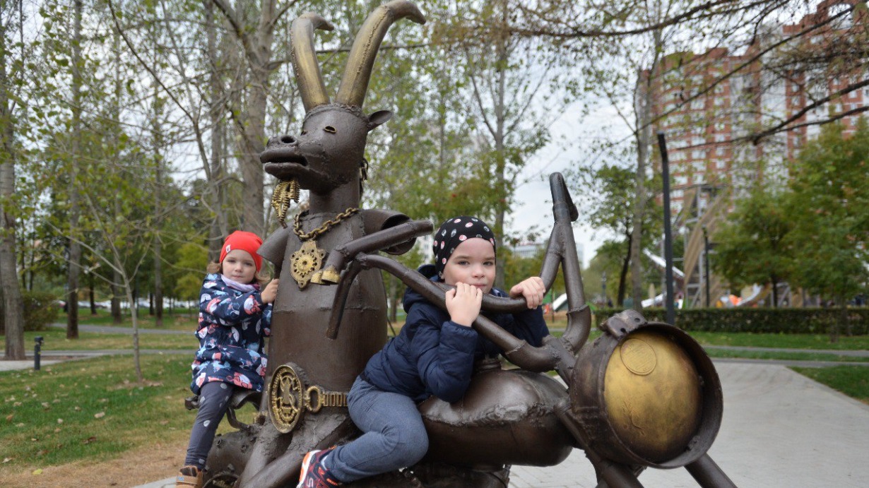Юные москвичи Виктор и Василиса часто бывают в обновленном сквере «Знаки зодиака» и любят позировать для фото на фоне местных скульптур. На этот раз для фотосессии они выбрали Козерога. А еще им нравится, что в сквере появились новая детская площадка и ухоженная зеленая зона