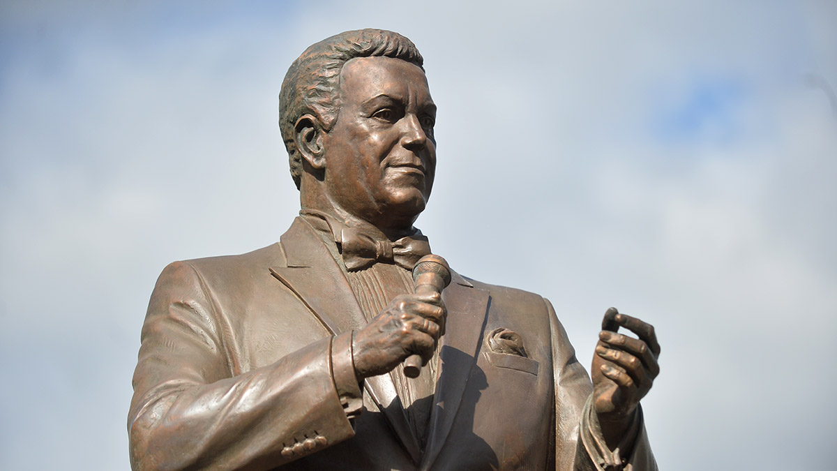 Памятник Кобзону в центре Москвы обклеили рекламой наркомагазинов