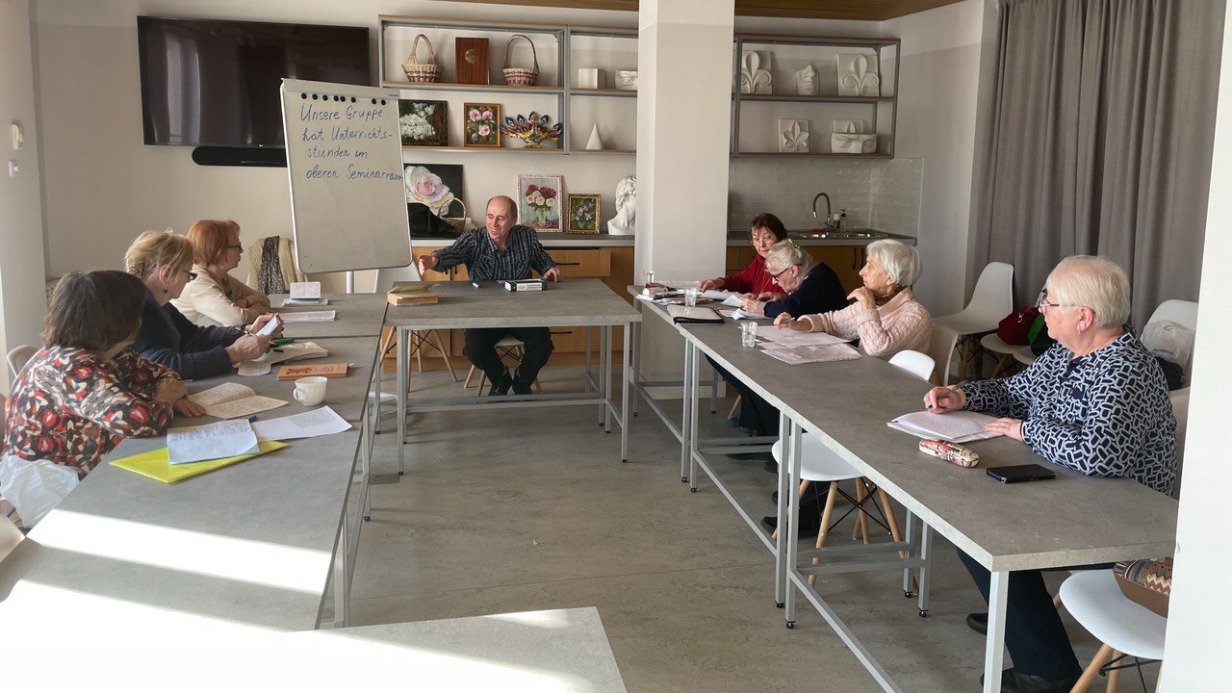 Москвичи «серебряного» возраста на клубных встречах в Центрах московского долголетия путешествуют по всему миру