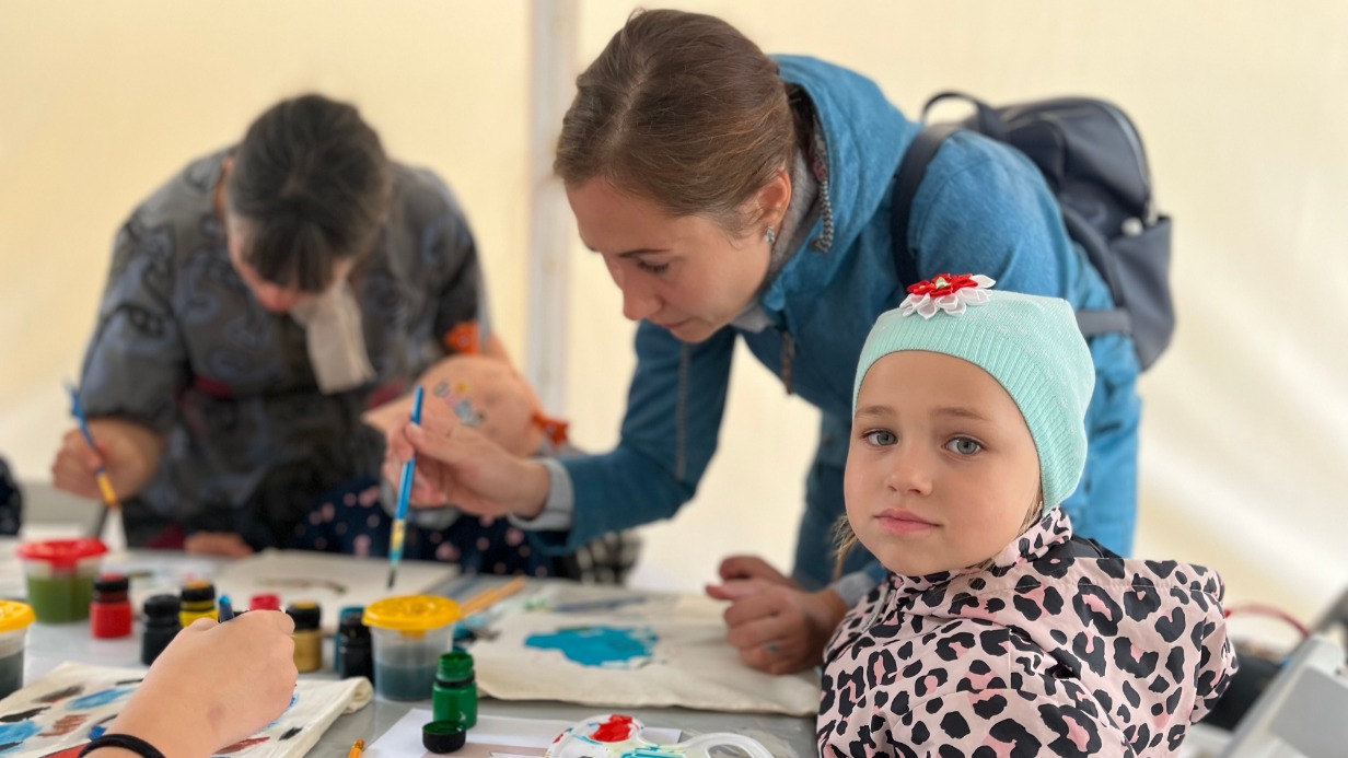Юная москвичка Милана (на первом плане) пробует раскрасить сумку-шопер. В мастер-классах в парке «Измайлово» ребятам помогали педагоги, родители и активисты городских организаций