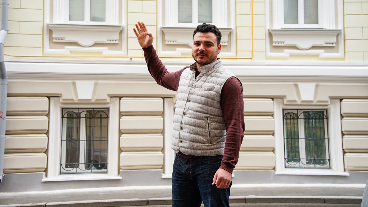 Заместитель начальника управления по работе с объектами культурного наследия Фонда капремонта Москвы Ильдар Билялетдинов рассказывает про реконструкцию фасада дома в Староконюшенном переулке