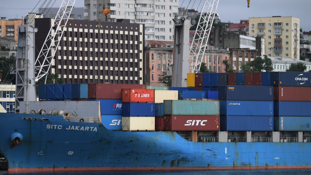 Разгрузка судна Sitc Jakarta с контейнерами в порту Владивостока