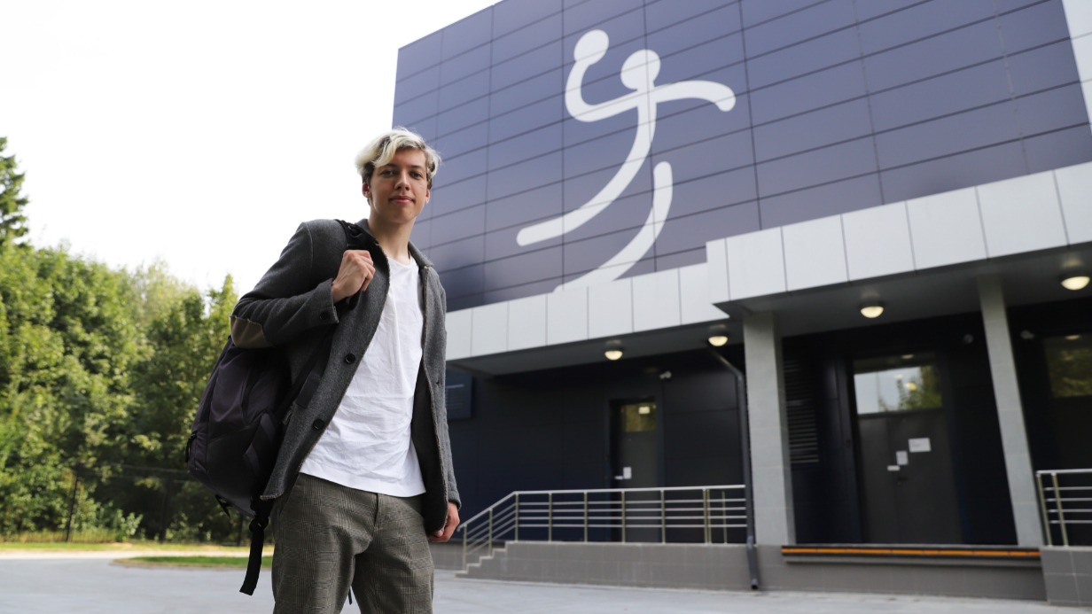 Житель Зеленограда Андрей Кобцев пришел к новой школе № 1557 имени Капицы — здание построили по адресу: Московский проспект, корпус 344а/1 