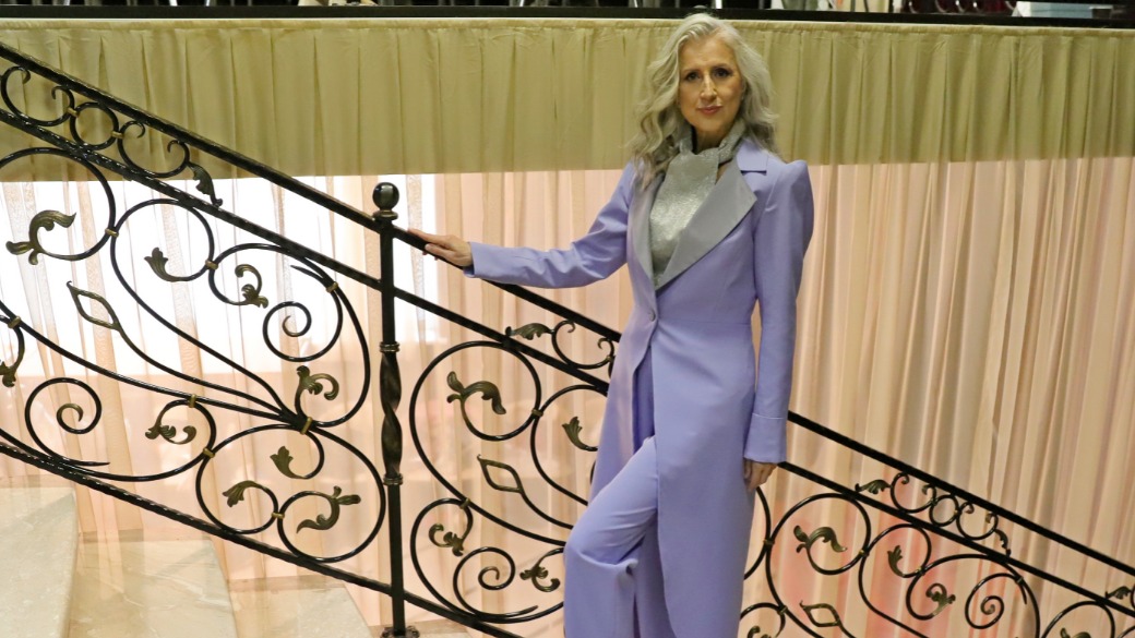 Участница проекта «Мастерская дизайнеров» Надежда Охлопкова представила на модном показе созданный ею брючный костюм и сама же выступила на подиуме в роли модели. Помогал ей создать этот костюм дизайнер Леонид Алексеев