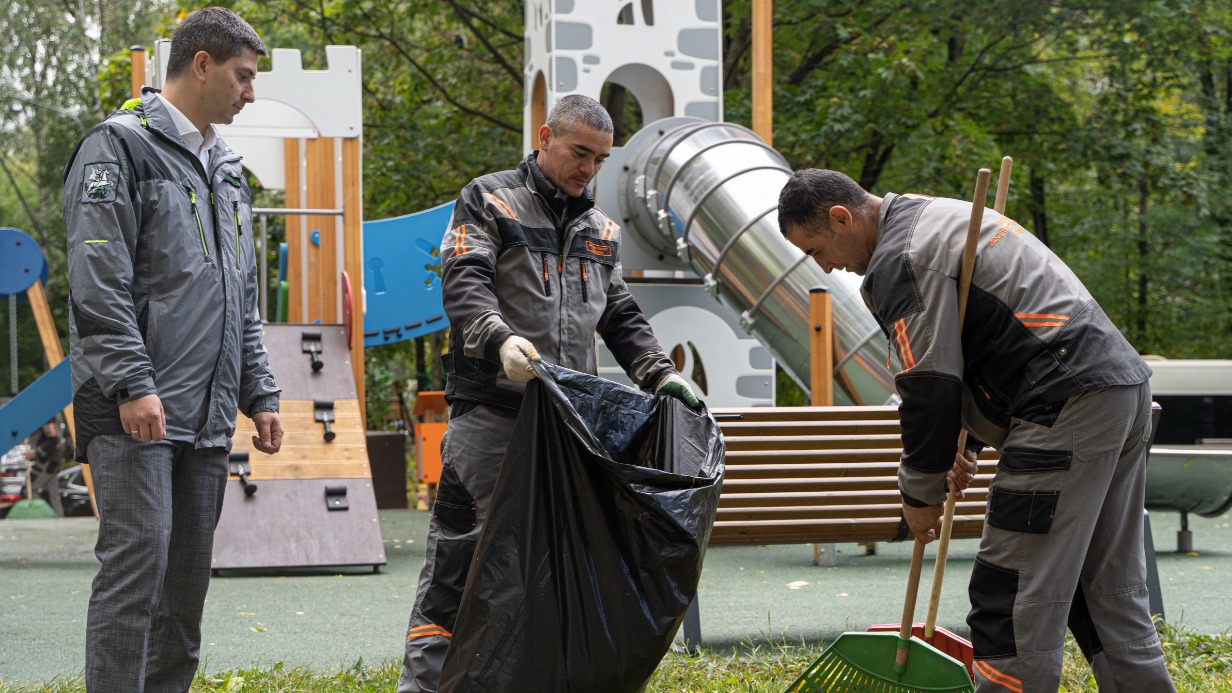 Слева направо: глава управы Лосиноостровского района Роберто Леонов, сотрудники коммунальных служб Гайрат Худойназаров и Бунедау Бердиназаров