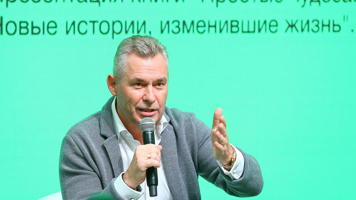 Адвокат Астахов и певец Джанго попали под обстрел в Донецке