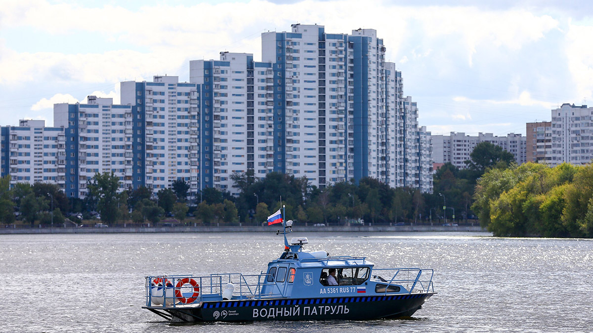 Мужчина упал с Нагатинского метромоста в Москву-реку и погиб