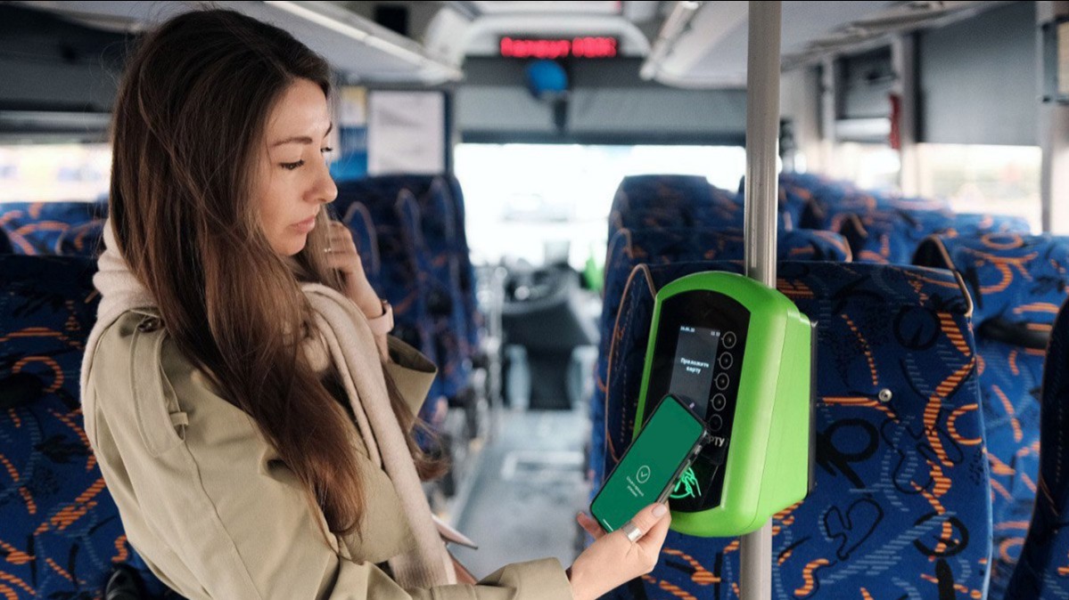 С помощью национальной карты в смартфоне удобно оплачивать проезд в столичном транспорте