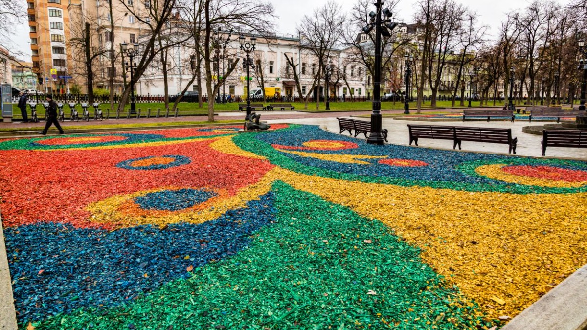 Специалисты начали готовить к зиме столичные цветники