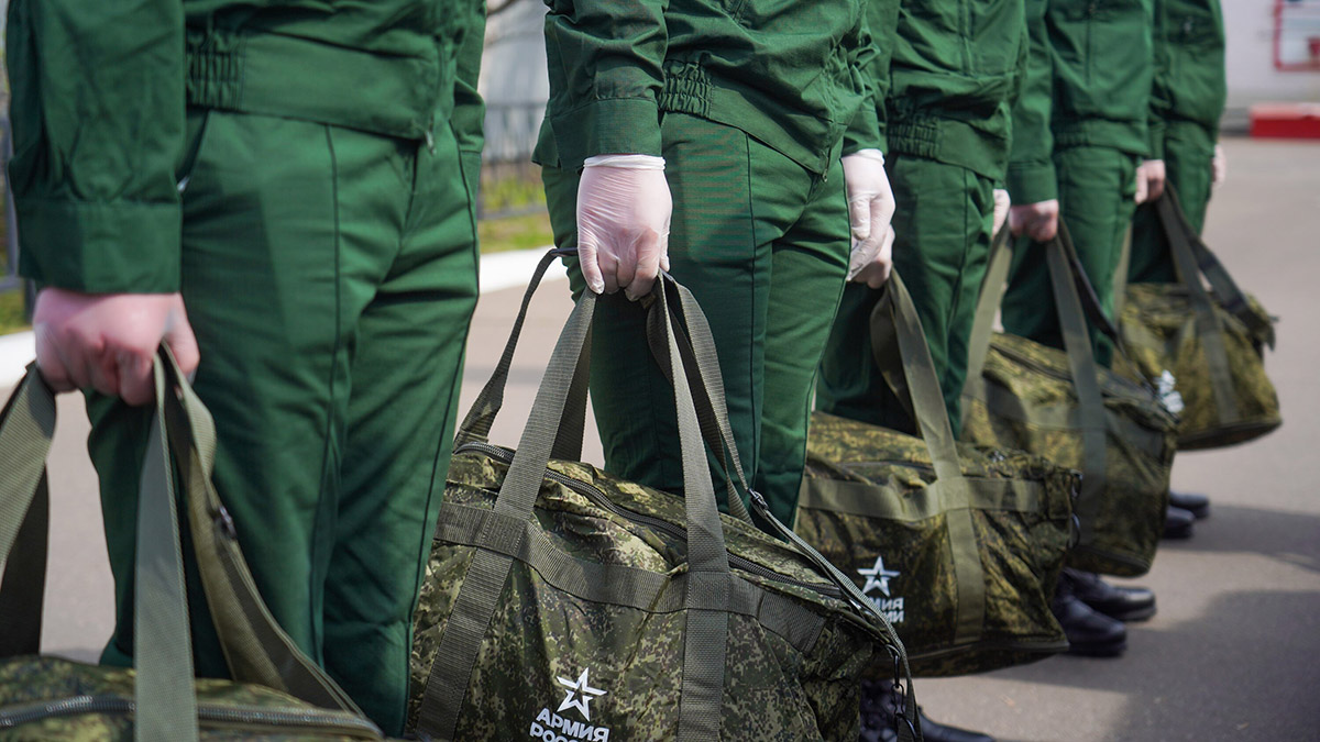 Подлежащие призыву россияне получают повестки на границе с Грузией