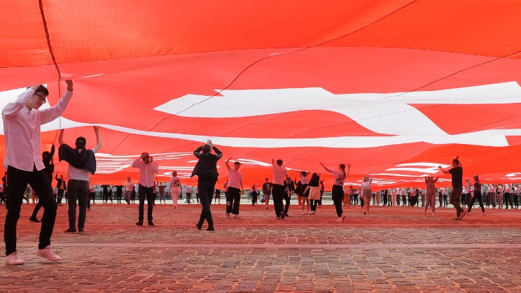 В номинации «Москва и москвичи. Комфортный город» отметились несколько авторов. Ярким и сочным алым цветом исполнен снимок Пелагии Замятиной (фотокорреспондент «ВМ») «Знамя Победы». Эту фотографию девушка сделала в районе Дорогомилово — на Поклонной горе. 