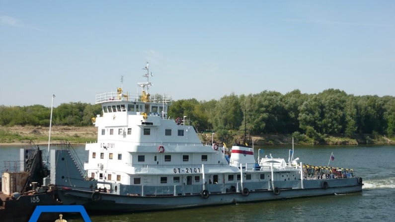 Грузовой состав остановил судоходство на Волге