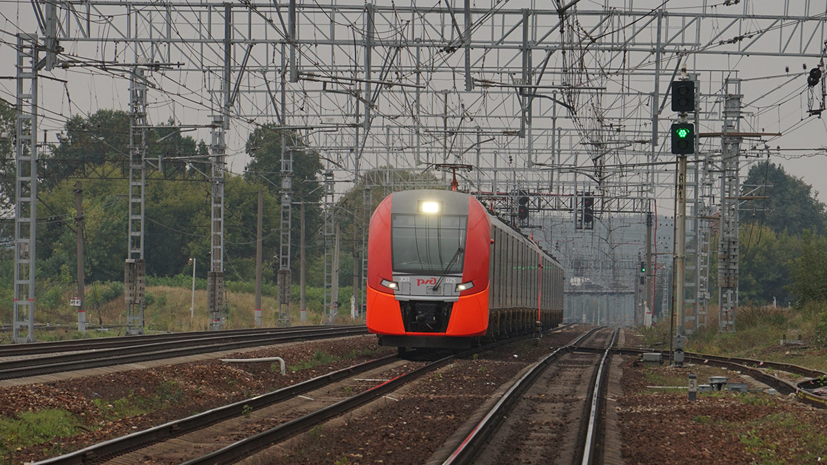 Электричка протаранила выехавшую на красный свет фуру в Ярославской области