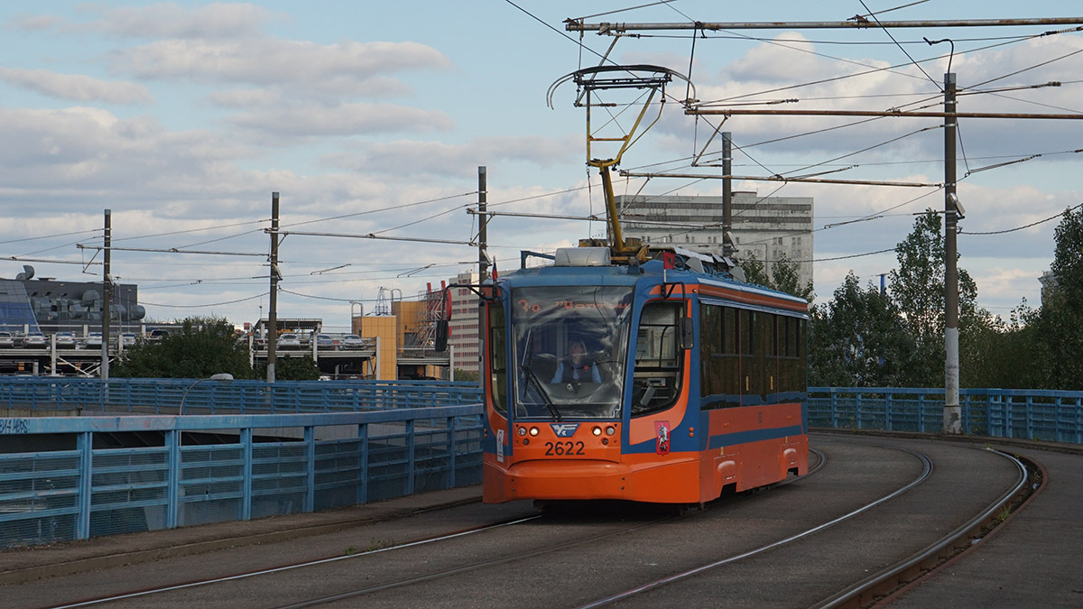 Кроссовер врезался в трамвай на северо-западе Москвы