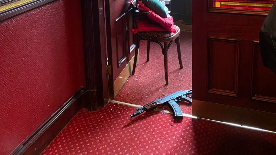 Появились кадры из столичного клуба, где произошло нападение на охранника