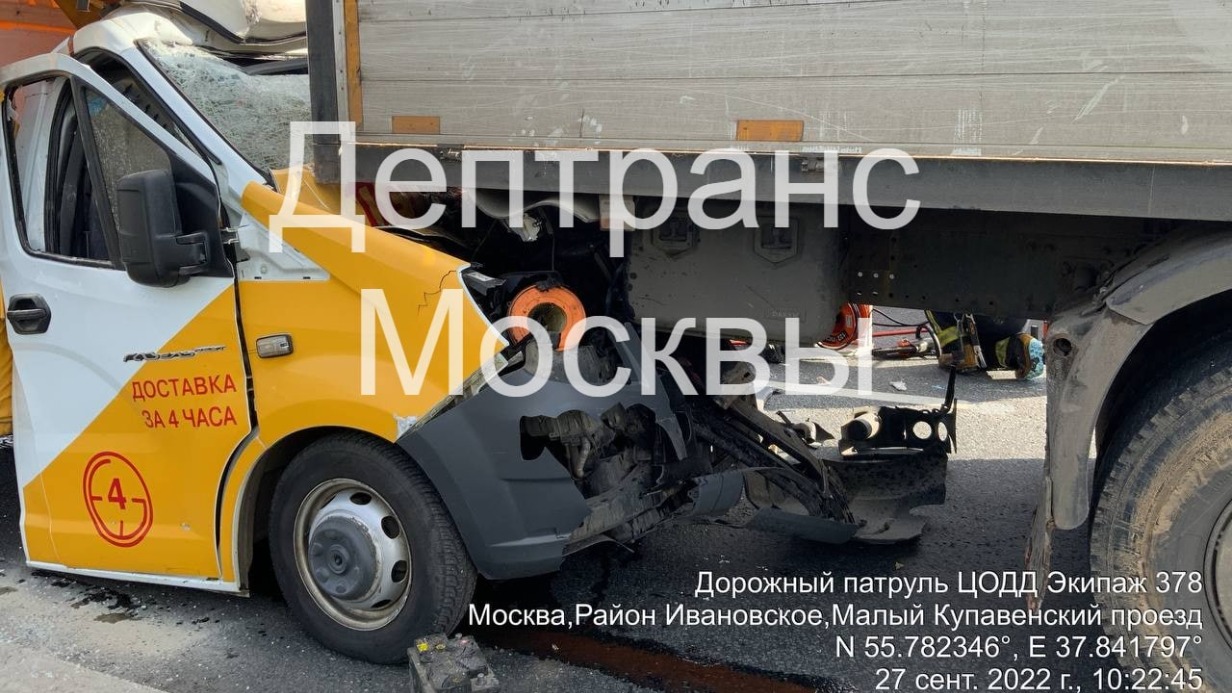 Два грузовика столкнулись на МКАД на востоке столицы