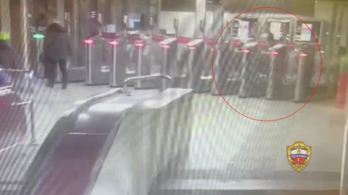 Молодой человек спешил проскочить «зайцем» и разбил створку турникета в метро