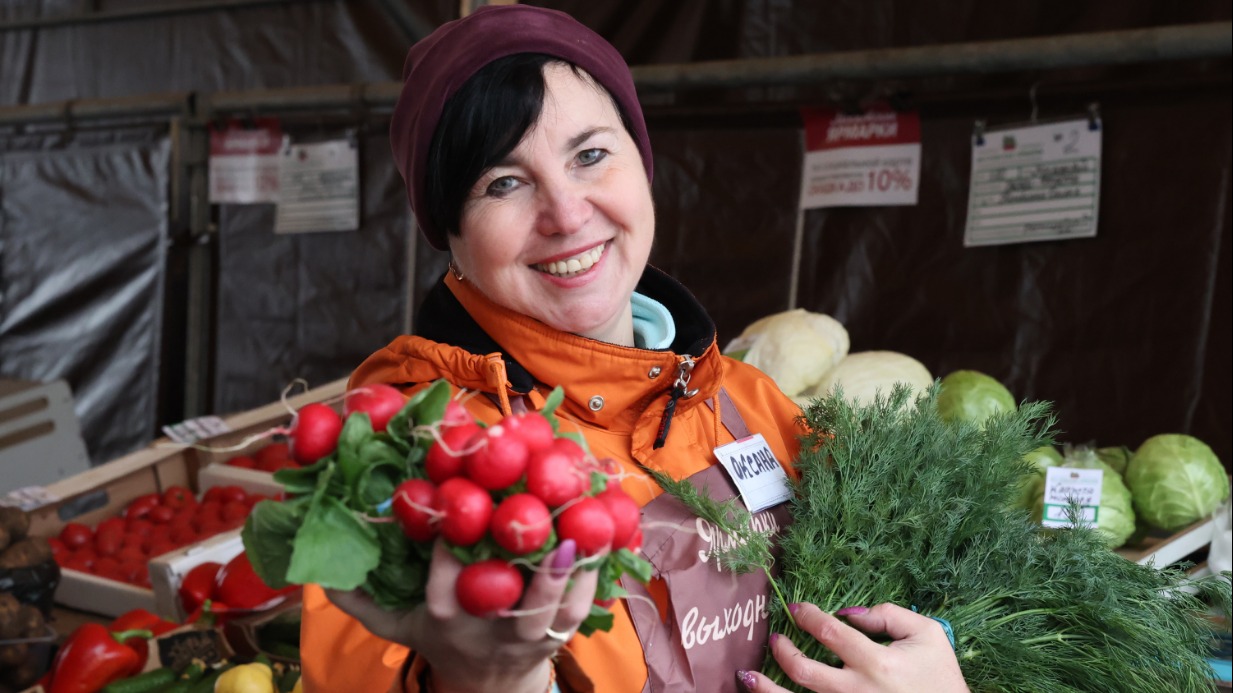 Дачница Оксана Каракозова на ярмарке выходного дня в ТиНАО 