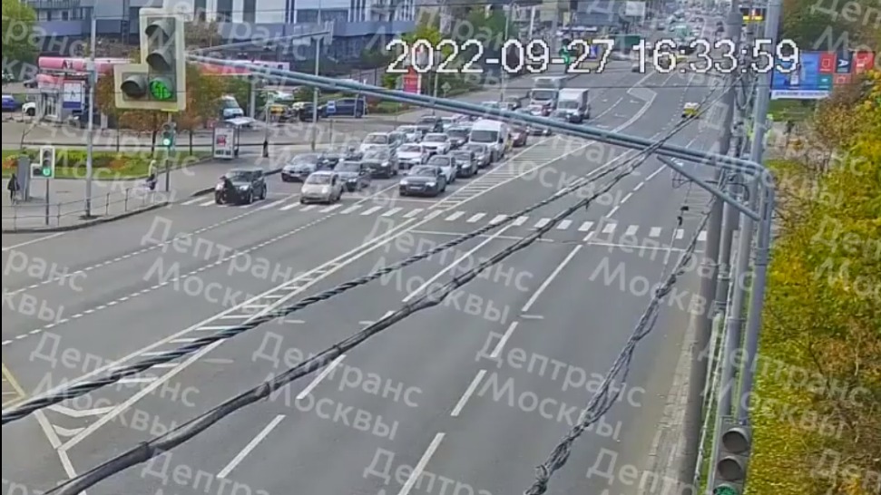 Автомобиль сбил человека на самокате в центре Москвы. Видео