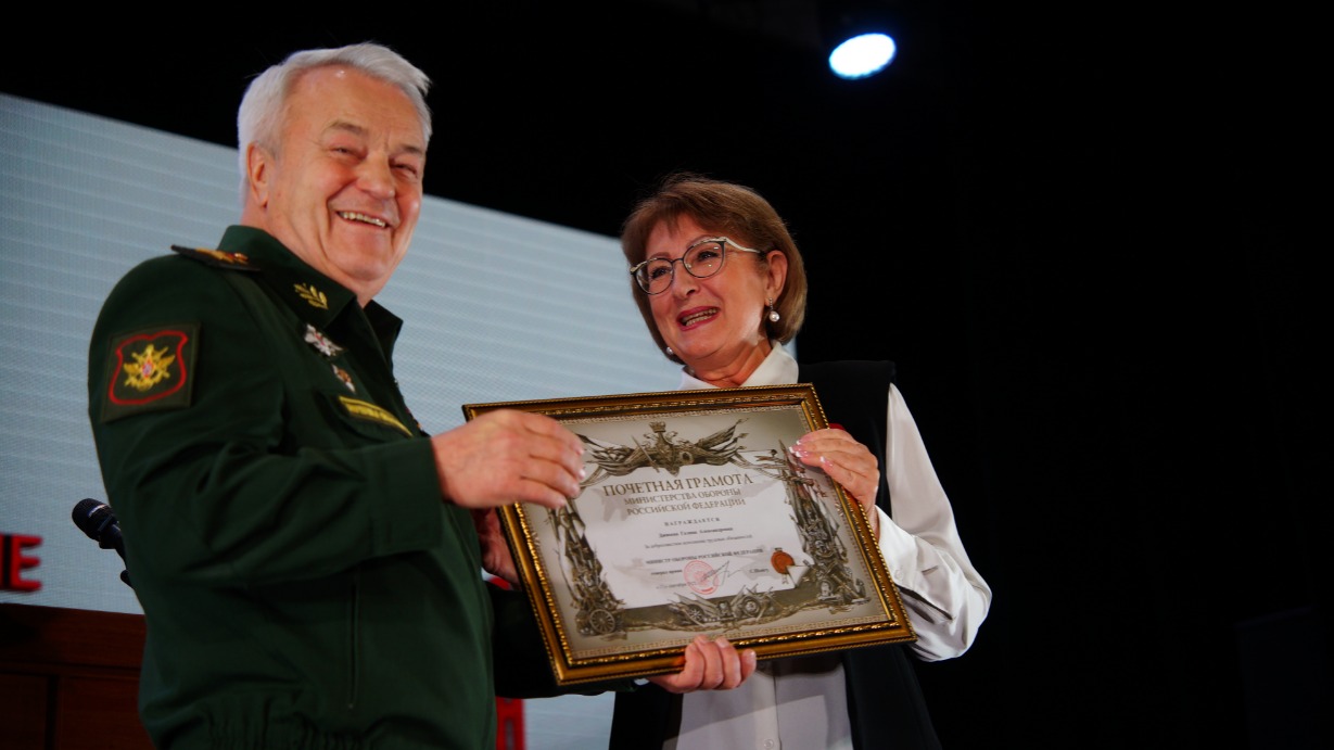 Статс-секретарь — заместитель министра обороны Николай Панков вручает Почетную грамоту министра обороны замначальника отдела военно-шефской работы ЦДРА Галине Джиоевой 