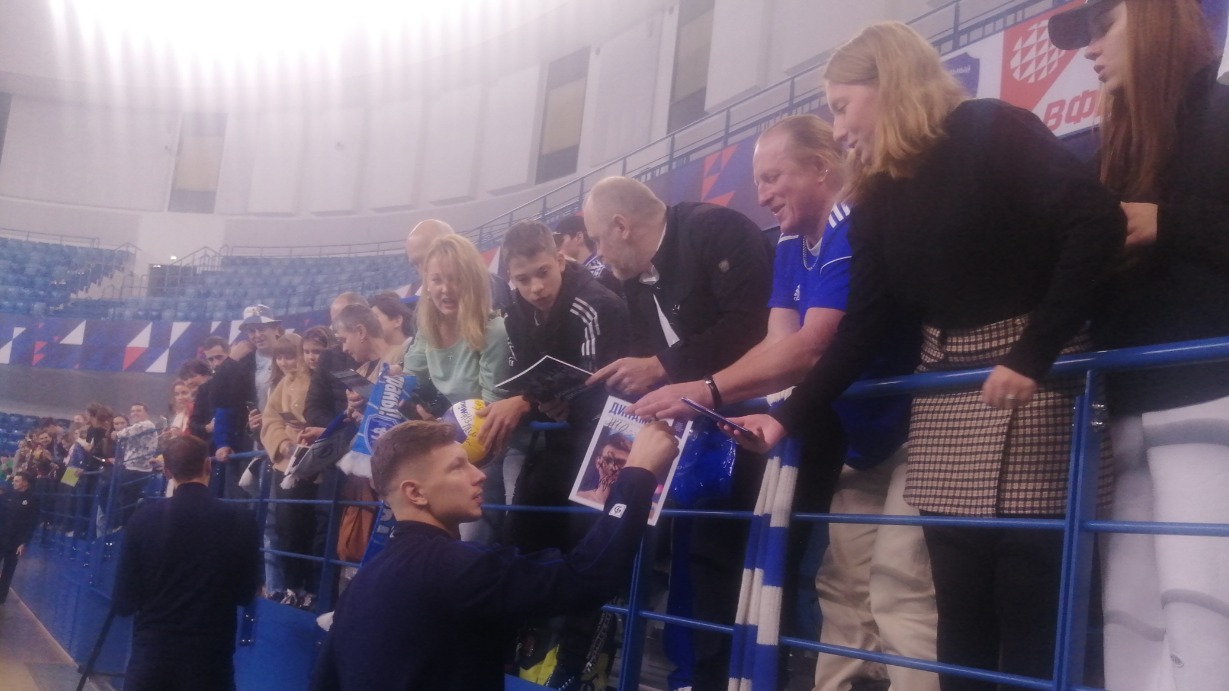Доигровщик мужского волейбольного клуба «Динамо» Ярослав Подлесных раздает автографы болельщикам