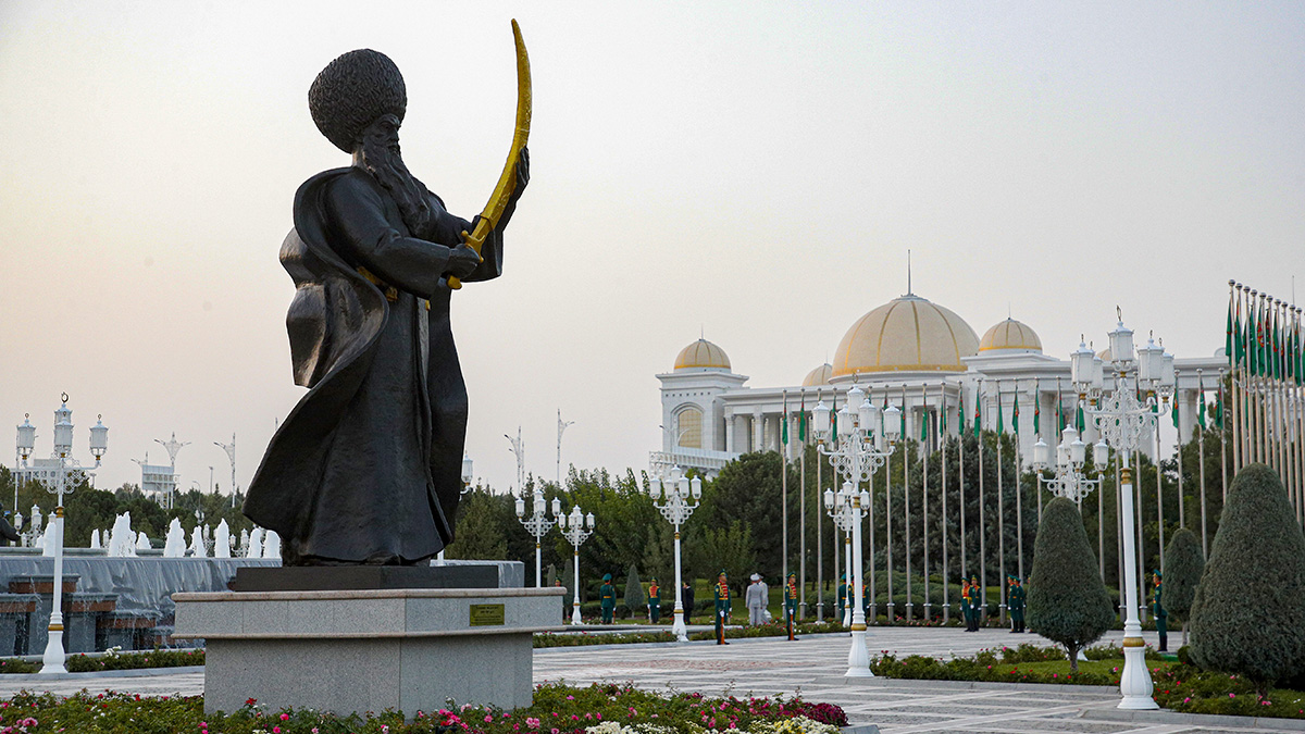 В Туркменистане попросили перестать повышать зарплаты и пособия