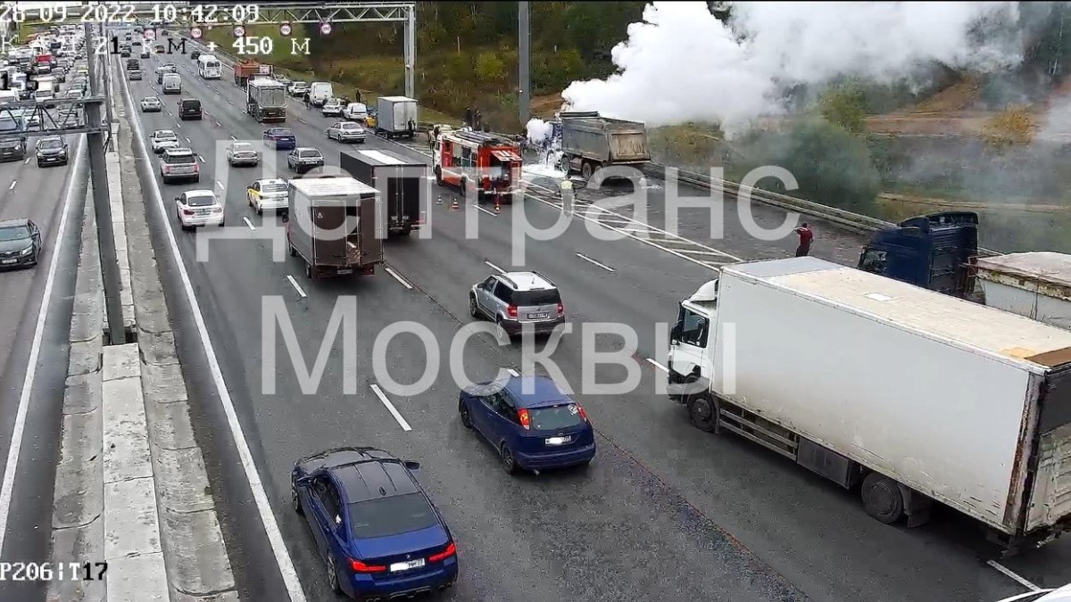 Грузовик загорелся на МКАД на юге Москвы