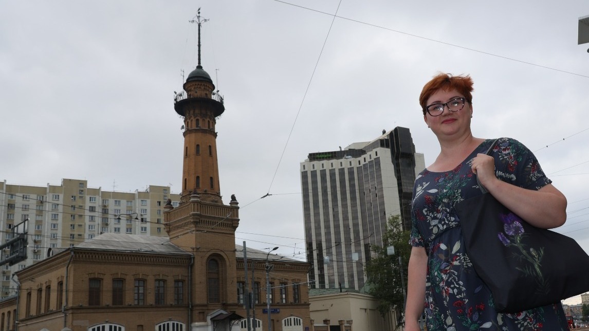 Экскурсовод Валентина Голубева на фоне пожарной каланчи в Сокольниках