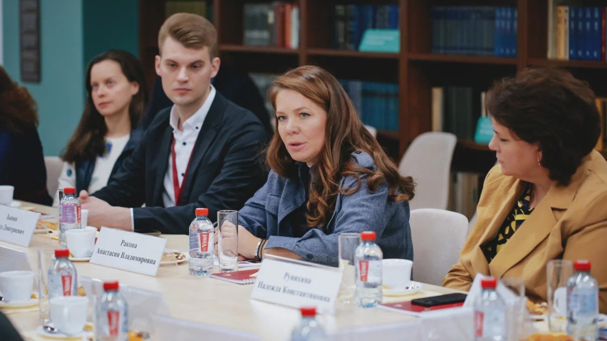 Вице-мэр Ракова провела круглый стол о современных подходах к поддержке старшего поколения