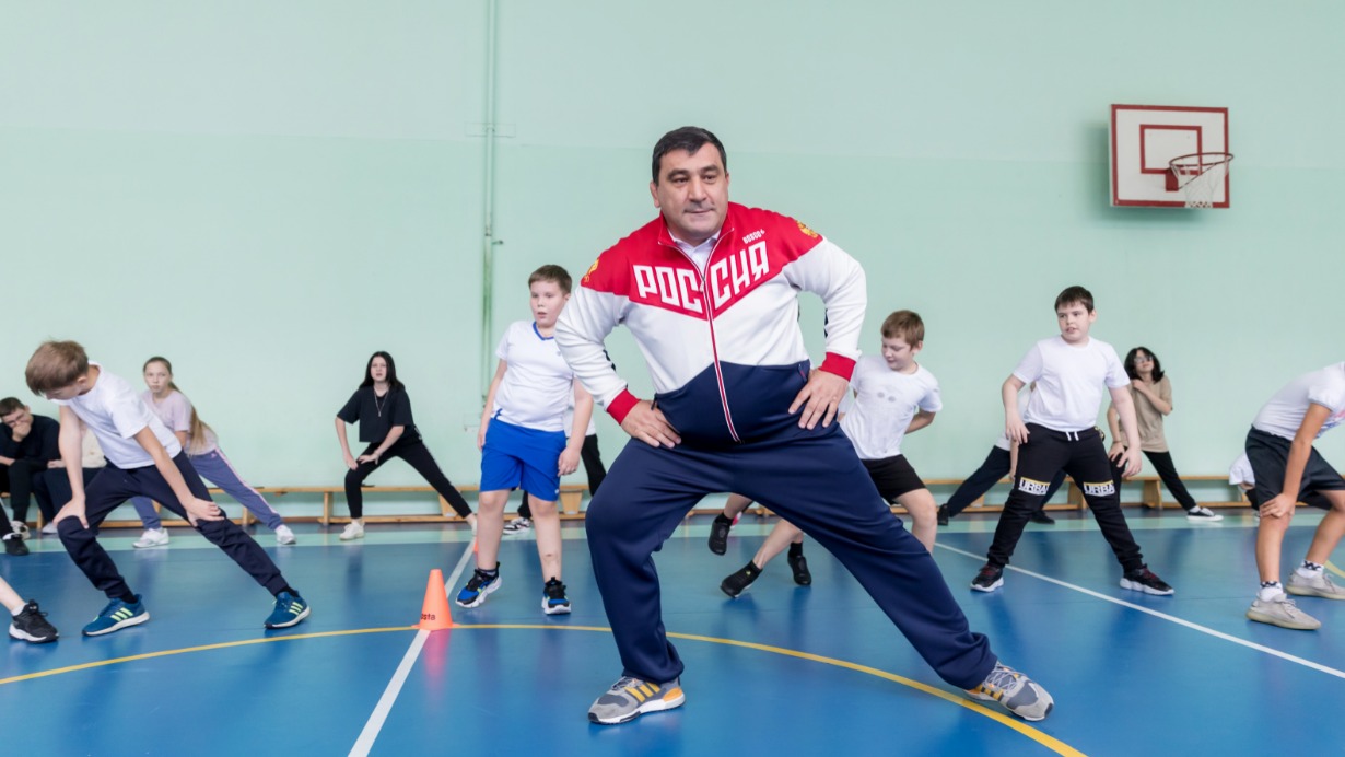 Олимпийский чемпион по вольной борьбе Давид Мусульбес проводит мастер-класс для учеников школы № 2116