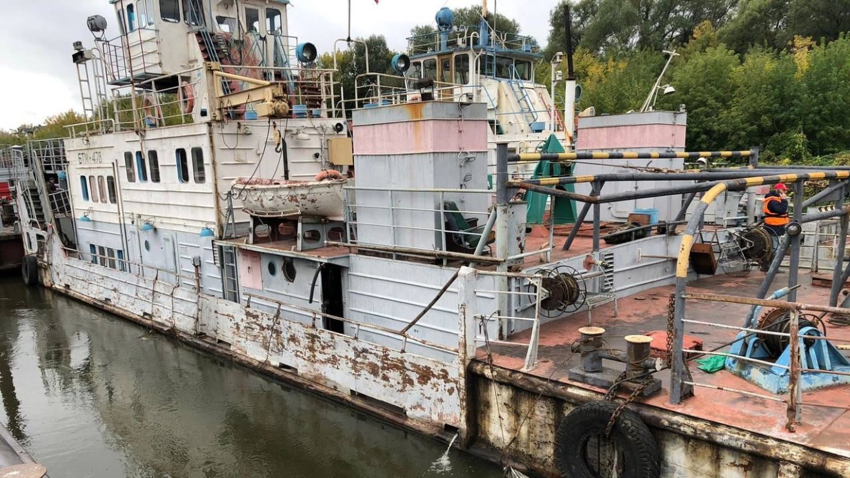Водитель и пассажир катера пропали после того, как их судно протаранил буксировочный тягач