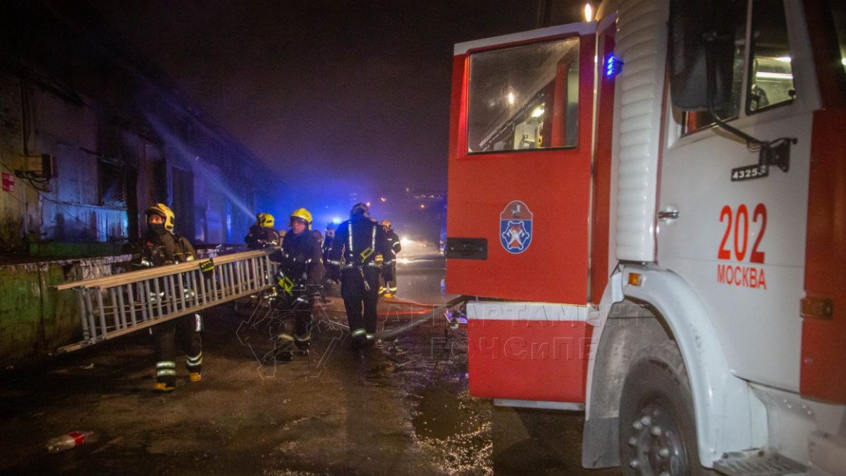 Пожар произошел на складе в центре Москвы