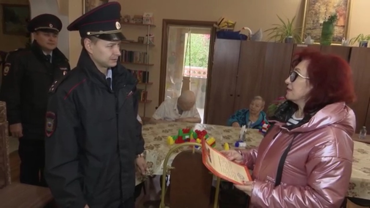 Полицейские вытащили четырех пенсионеров из горящего здания в Подмосковье