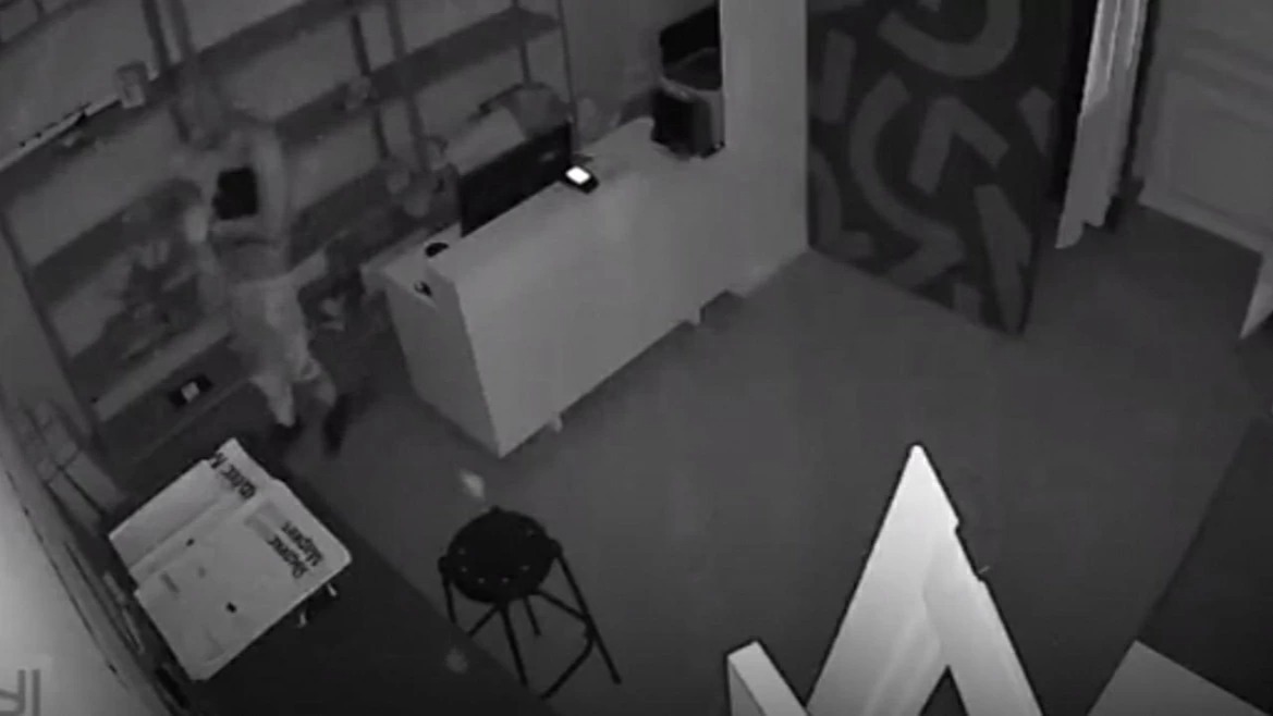 Мужчина обокрал пункт выдачи заказов интернет-магазина на востоке столицы. Видео