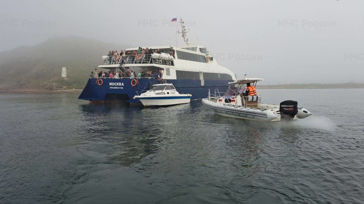 Катамаран «Москва» сел на мель в проливе Старка в Приморье
