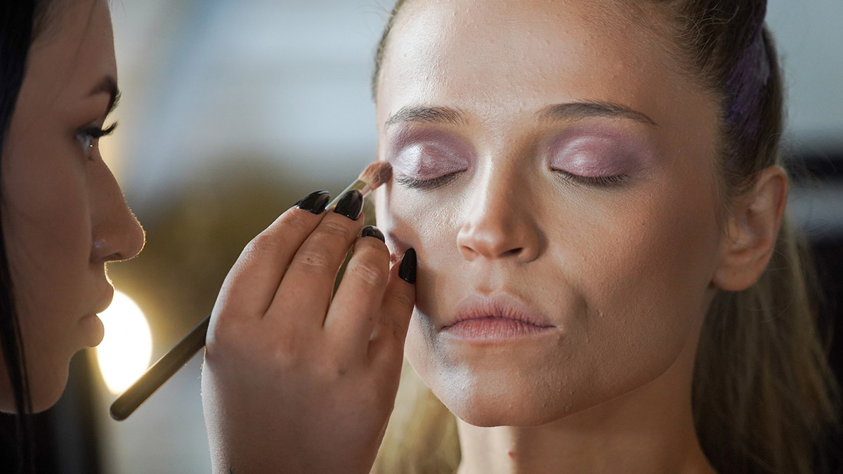 Эффект «потного» лица: визажист рассказала, как сделать главный трендовый мейкап 2022 года
