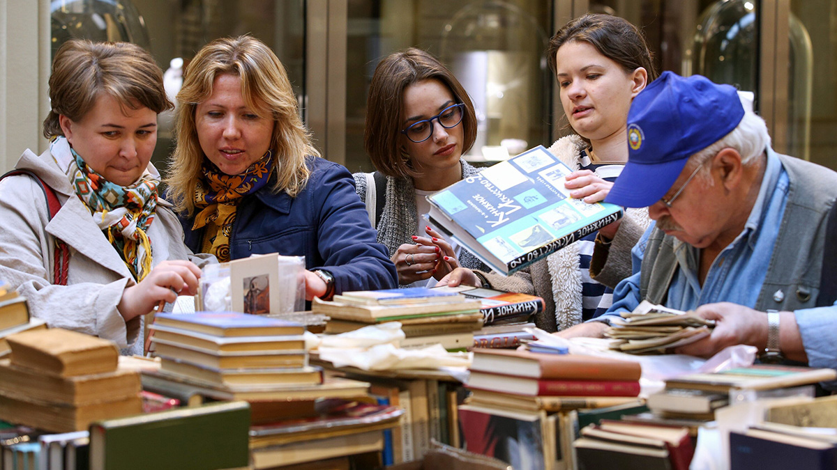 Куда можно сдать старые книги в Москве