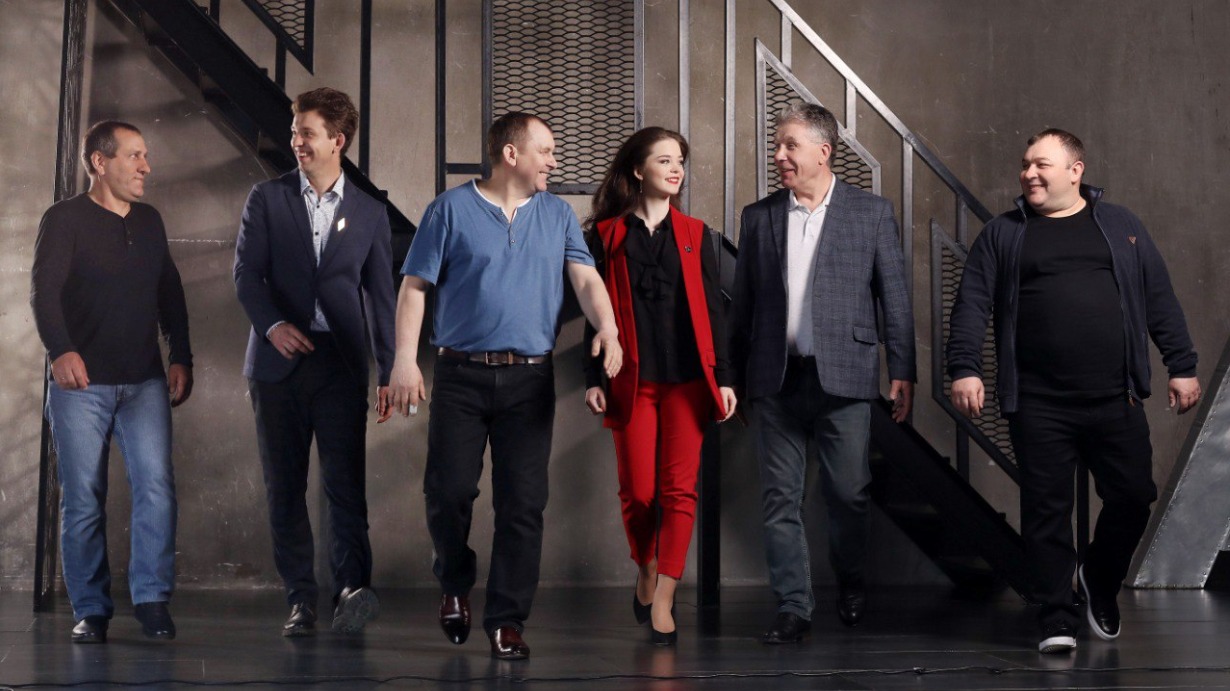 Толстовы, «Мослифт» (слева направо): племянник Юрий, сын Антон, племянник Геннадий, дочь Алеся, основатель династии Владимир Владимирович и племянник Владимир