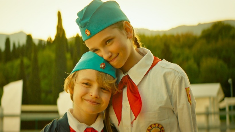 Кадр из российского семейного приключенческого фильма режиссеров Карена Захарова и Армена Ананикяна «Артек. Большое путешествие». В роли Елисея Даниил Муравьев-Изотов, в роли Николетты — Елизавета Анохина. 