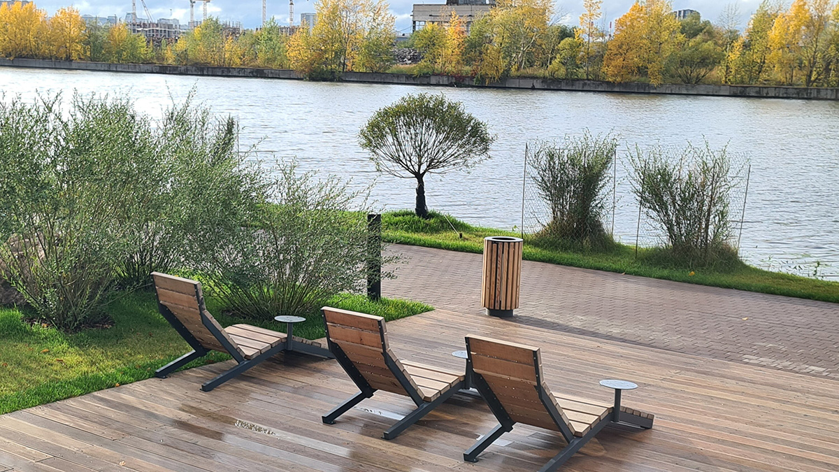 Автомобиль упал в воду на набережной Марка Шагала в Москве