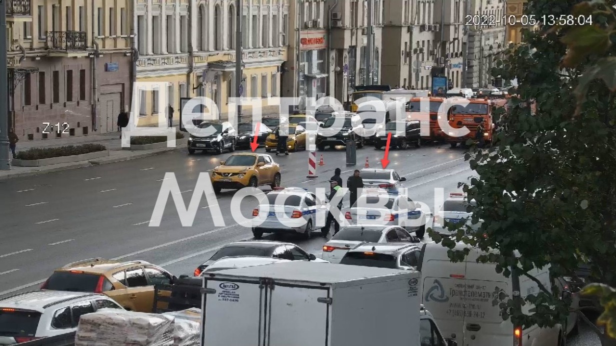 Два автомобиля столкнулись с мотоциклом в центре столицы